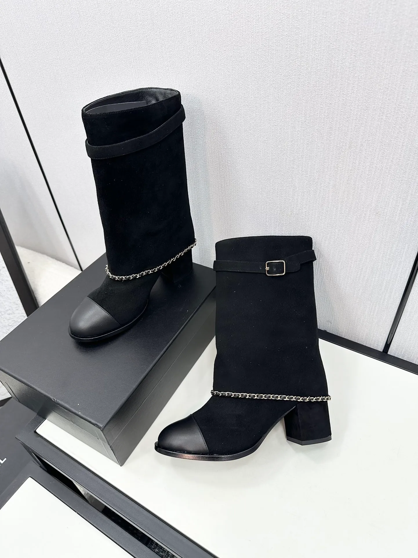 👟👟Ex-factory price 740👟👟Chanel🆕 24b new double c autumn and winter boots Chanel autumn and winter heavy industry explosive short boots🔥 Xiaohongshu highly recommends this style, it looks good with any combination, a must-have for fashion, Ms. Chanel loves simple and irresistible styles💋Coloring shows a unique style, free mix and match to shine⚡️Follow the fashionable steps of the tight-flavored grandma! ! ! Enlarge the exquisite details to see ✔Original molded hardware buckle ✔Top version made by purchasing agent★The upper is made of original Yangjing cowhide, sheepskin lining, sheepskin feet, code number 35-40 (40, 41 customization is not returnable)